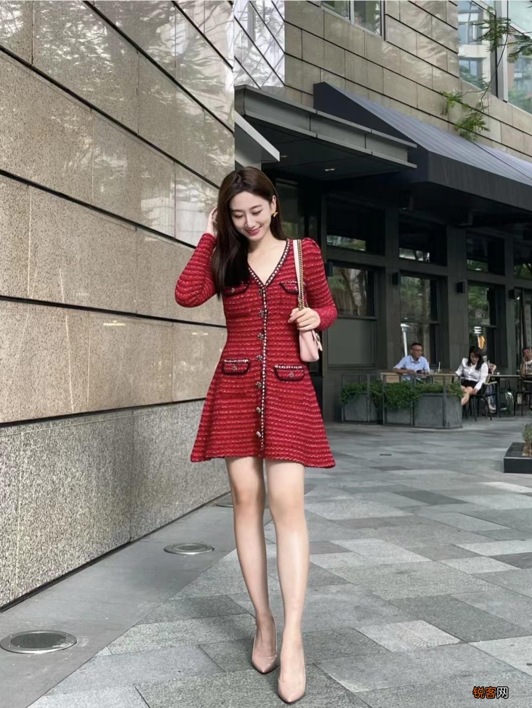 红色连衣裙怎么搭配时尚又气质 搭配什么颜色的鞋子和包包好看