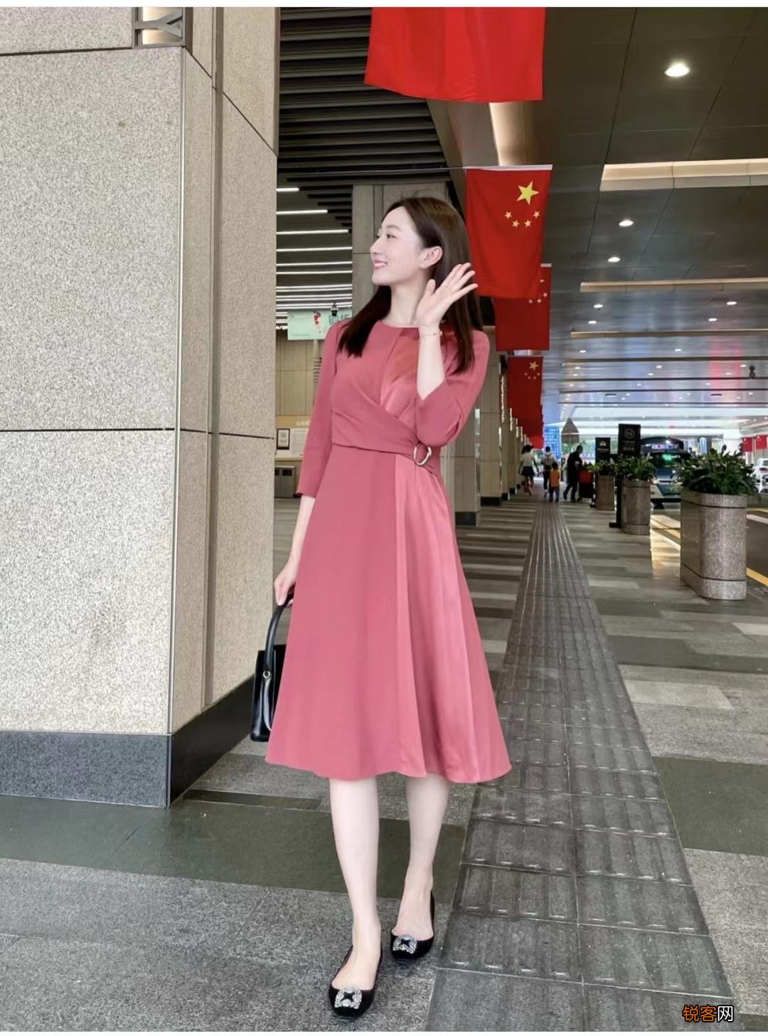 红色连衣裙怎么搭配时尚又气质 搭配什么颜色的鞋子和包包好看