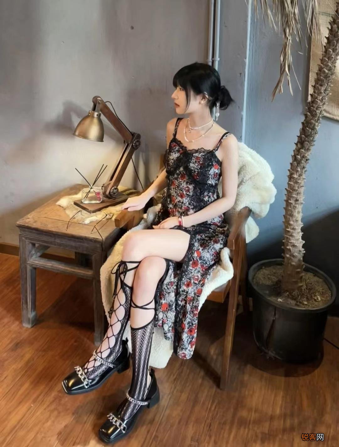 红色连衣裙怎么搭配时尚又气质 搭配什么颜色的鞋子和包包好看