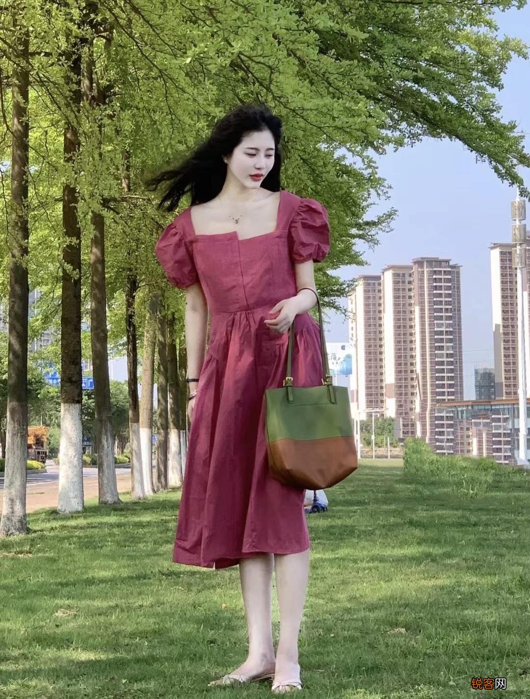 红色连衣裙怎么搭配时尚又气质 搭配什么颜色的鞋子和包包好看