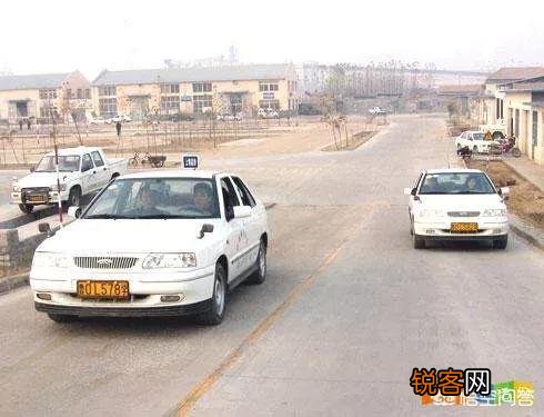 要考c1驾照报考费2500元这2500元都包括什么费用？