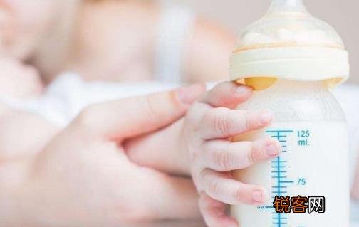 婴儿喝一半的奶怎么保存 解冻母乳用多少度水温