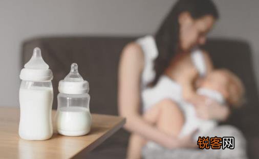 婴儿喝一半的奶怎么保存 解冻母乳用多少度水温