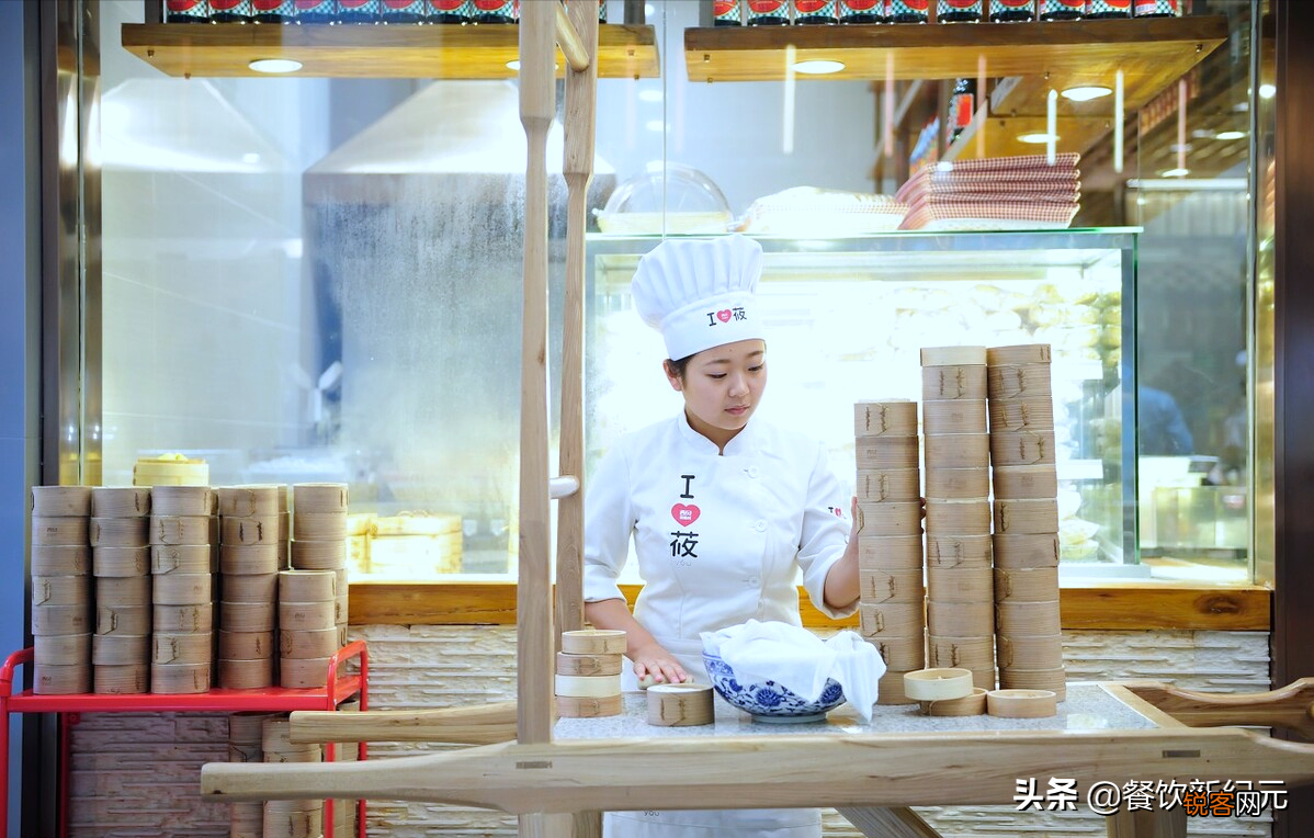 星巴克宣布员工14薪,西贝贾国龙提议715(网友：没对比就没伤害
