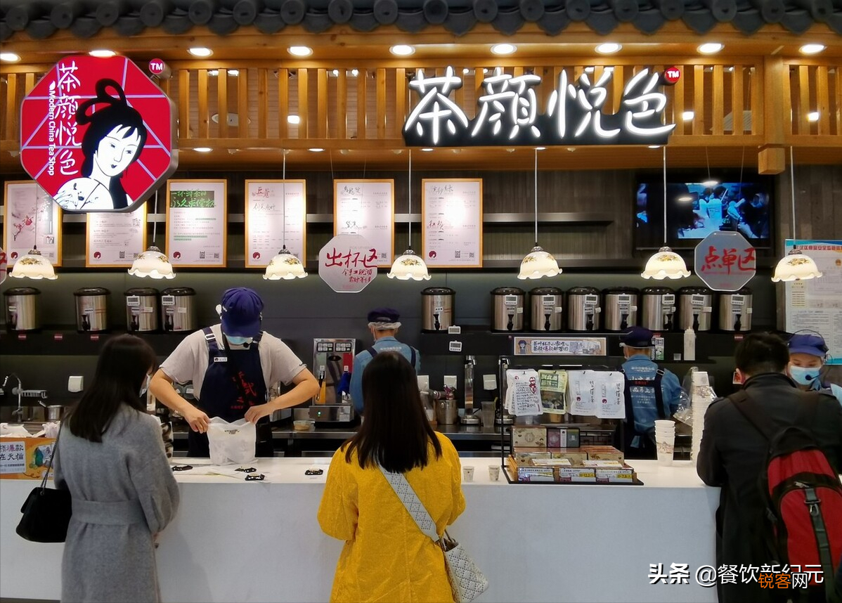 星巴克宣布员工14薪,西贝贾国龙提议715(网友：没对比就没伤害