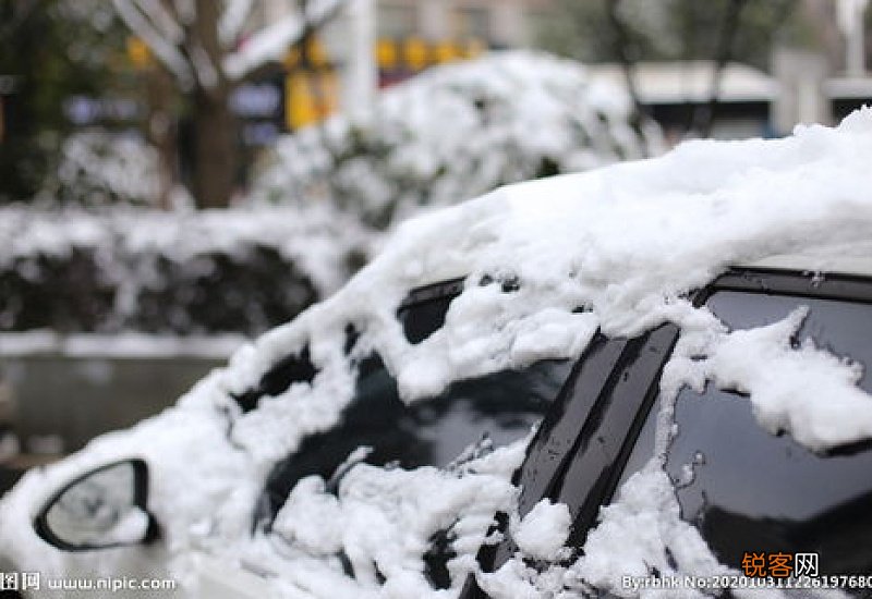 车上的积雪用凉水冲吗