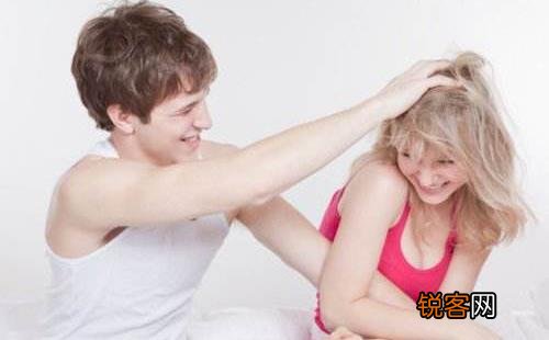 女人主动挽男人手臂什么意思 为什么女人喜欢挽男人手臂？