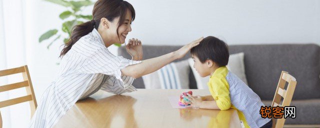 小孩子小动作多是什么原因 孩子小动作多是怎么回事
