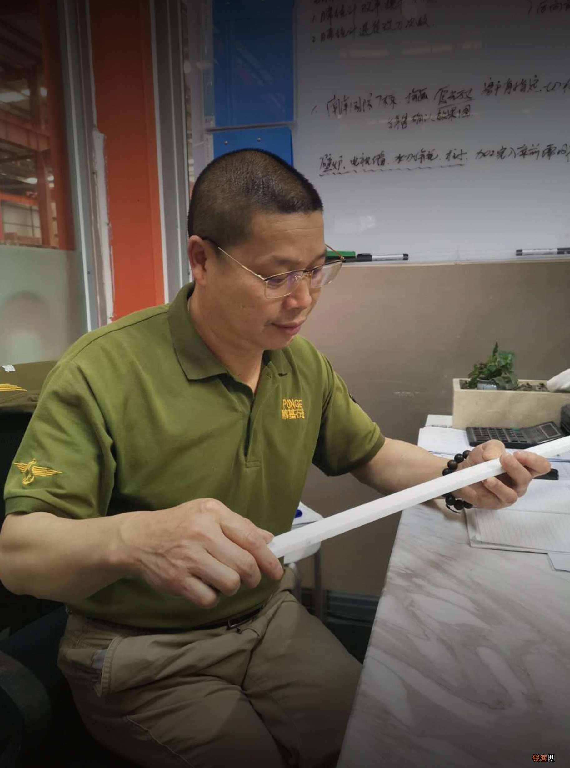 杭州男子每周飞天津上班月路费4千，谁又不是在努力生活?