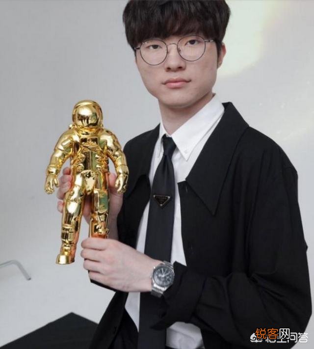 SKT杀入S9,Faker“天价行头”火了,网友：一块手表顶我一年工资,你有何看法？