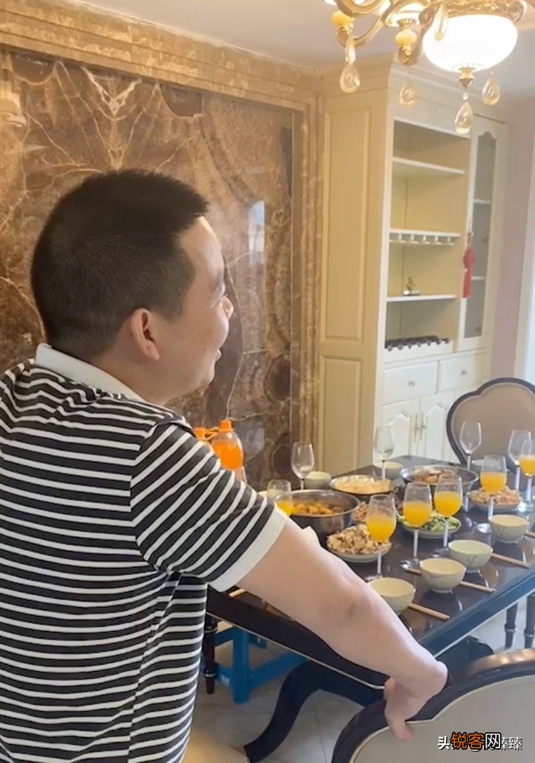 揭秘：为什么你的店招不到年轻人？而这家，清一色00后小姐姐