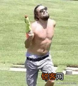 有哪些是年轻时帅到爆,中年发福认不出来的男明星？