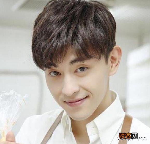 为什么有些鼻子大的男生都很好看？符合主流审美吗？