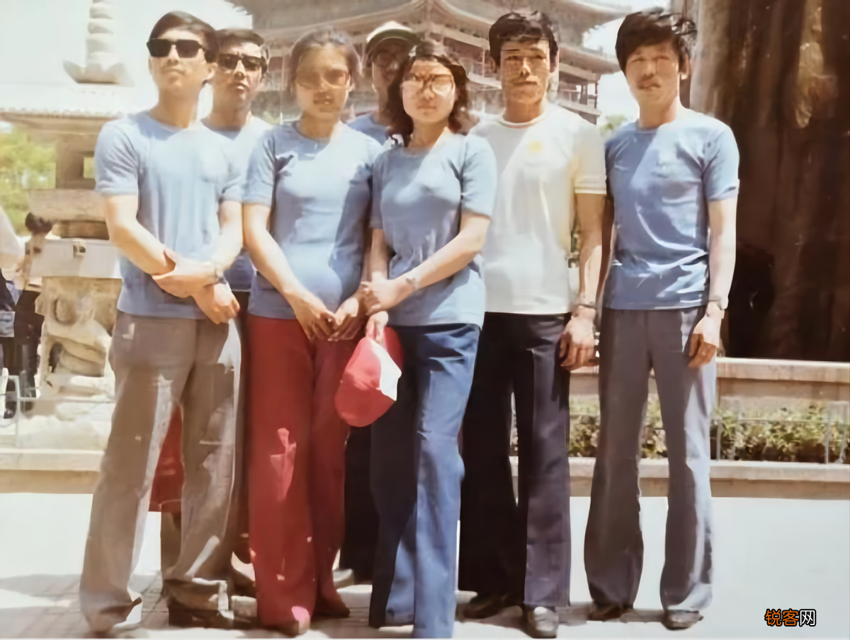 女士小喇叭牛仔裤如何搭配显潮流 时尚轮回，洋气显瘦
