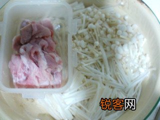 金针菇炒肉片的做法