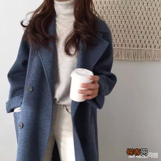 如何使用大衣和毛衣搭配出极简的高级感？