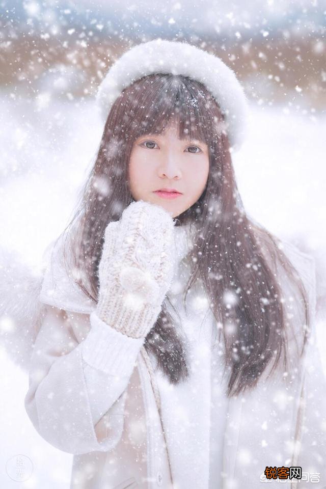 带着模特拍雪景,模特穿什么颜色的衣服,比较容易出镜？