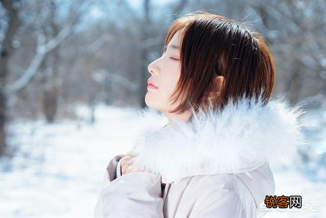 带着模特拍雪景,模特穿什么颜色的衣服,比较容易出镜？
