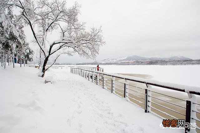 带着模特拍雪景,模特穿什么颜色的衣服,比较容易出镜？