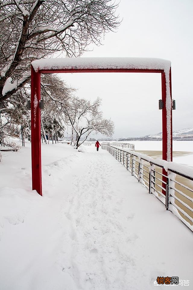 带着模特拍雪景,模特穿什么颜色的衣服,比较容易出镜？