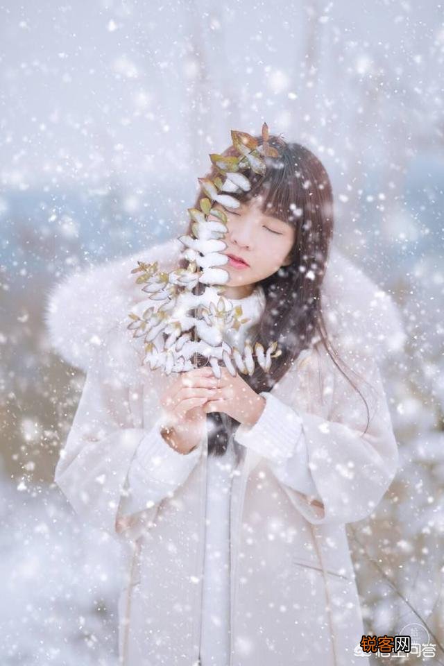 带着模特拍雪景,模特穿什么颜色的衣服,比较容易出镜？