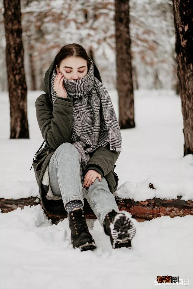 带着模特拍雪景,模特穿什么颜色的衣服,比较容易出镜？