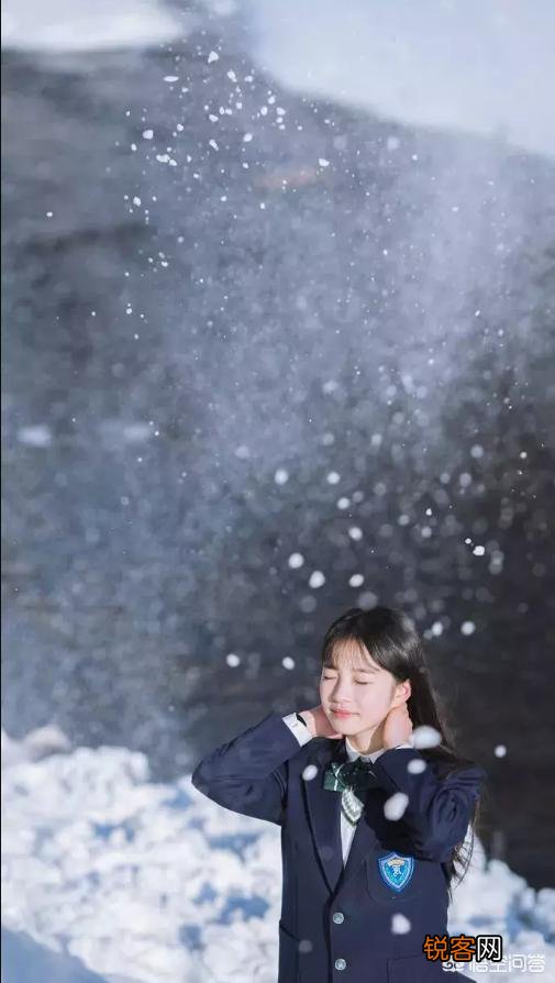带着模特拍雪景,模特穿什么颜色的衣服,比较容易出镜？