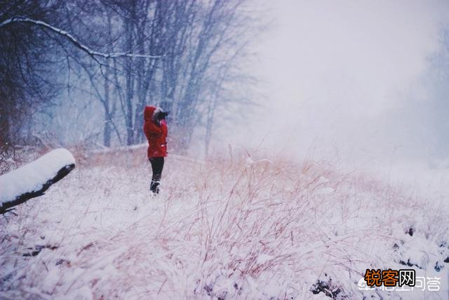 带着模特拍雪景,模特穿什么颜色的衣服,比较容易出镜？