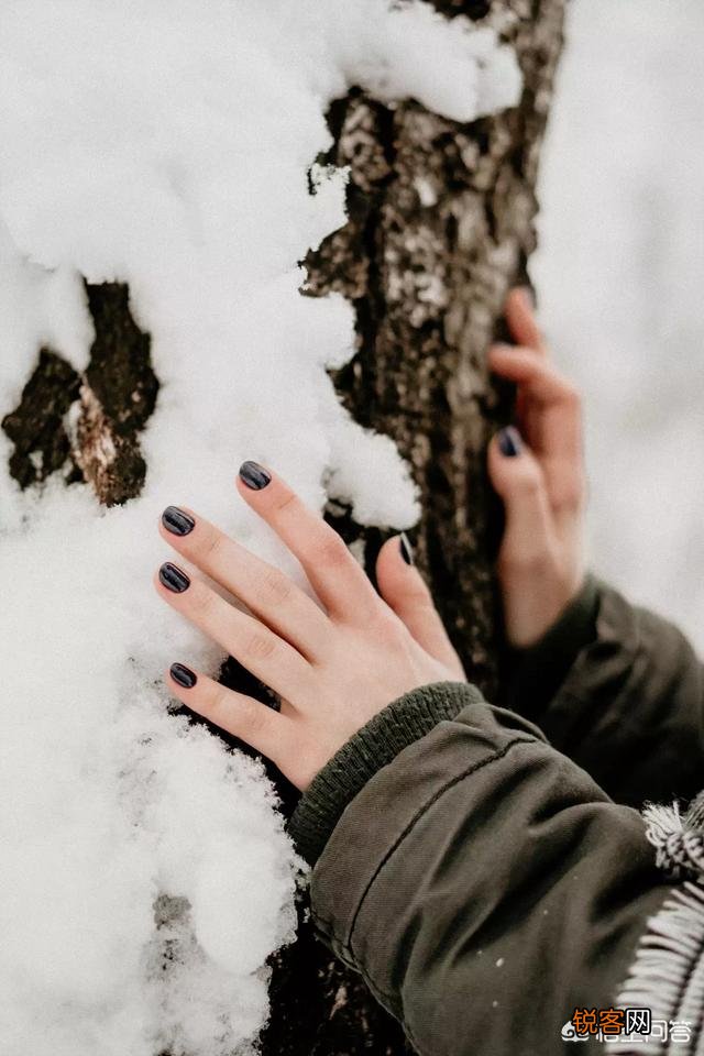 带着模特拍雪景,模特穿什么颜色的衣服,比较容易出镜？