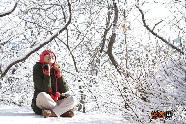 大雪飘飞的天气,穿什么颜色的衣服,才能拍出更好看的人像照片？