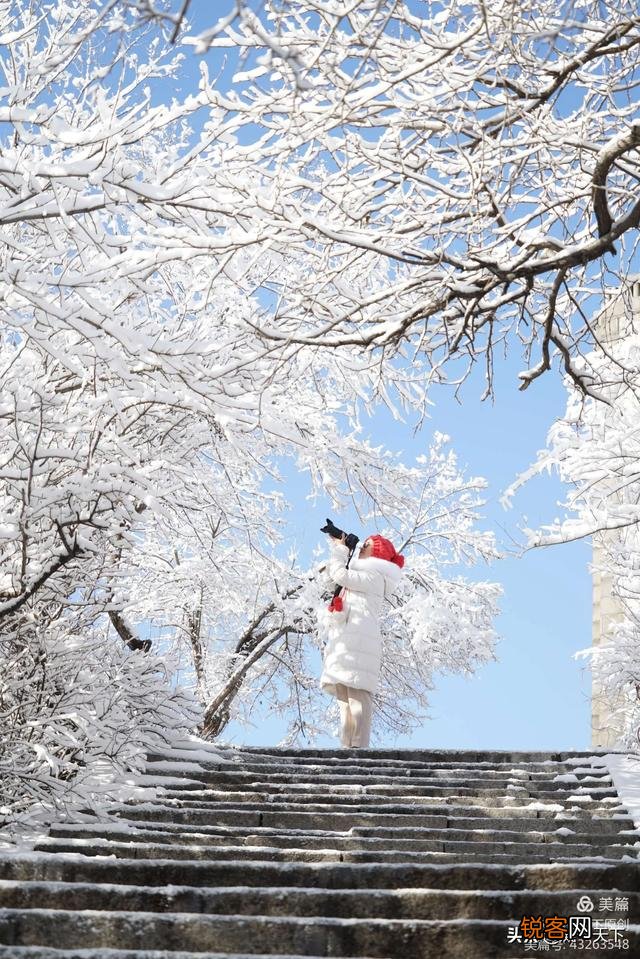 大雪飘飞的天气,穿什么颜色的衣服,才能拍出更好看的人像照片？