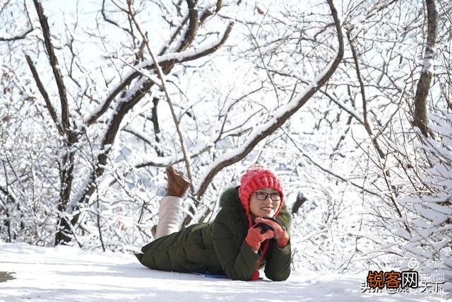 大雪飘飞的天气,穿什么颜色的衣服,才能拍出更好看的人像照片？