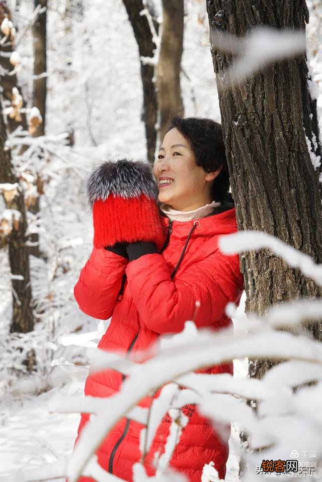 大雪飘飞的天气,穿什么颜色的衣服,才能拍出更好看的人像照片？