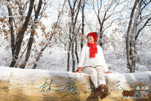大雪飘飞的天气,穿什么颜色的衣服,才能拍出更好看的人像照片？