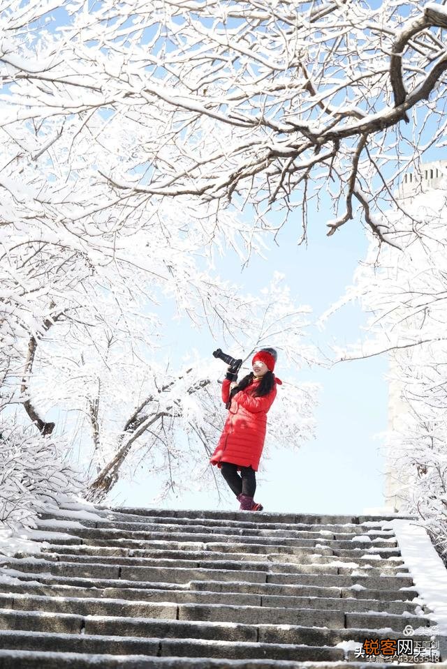 大雪飘飞的天气,穿什么颜色的衣服,才能拍出更好看的人像照片？