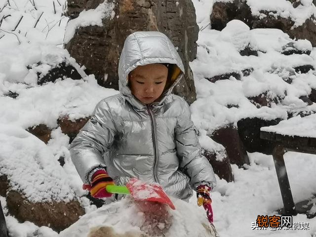 下雪时就在小区楼下,怎么给孩子拍一组漂亮的照片？
