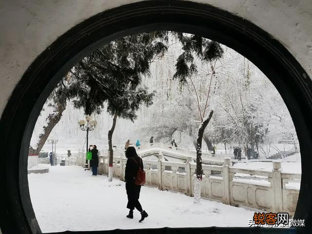 下雪时就在小区楼下,怎么给孩子拍一组漂亮的照片？