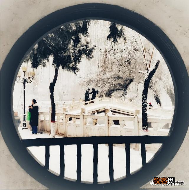 下雪时就在小区楼下,怎么给孩子拍一组漂亮的照片？