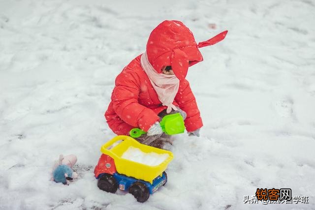 下雪时就在小区楼下,怎么给孩子拍一组漂亮的照片？