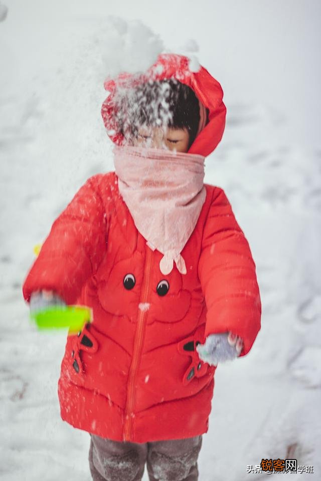 下雪时就在小区楼下,怎么给孩子拍一组漂亮的照片？