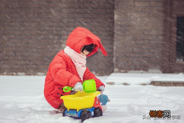下雪时就在小区楼下,怎么给孩子拍一组漂亮的照片？