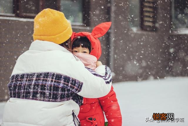 下雪时就在小区楼下,怎么给孩子拍一组漂亮的照片？