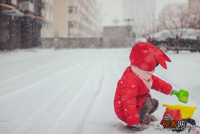下雪时就在小区楼下,怎么给孩子拍一组漂亮的照片？
