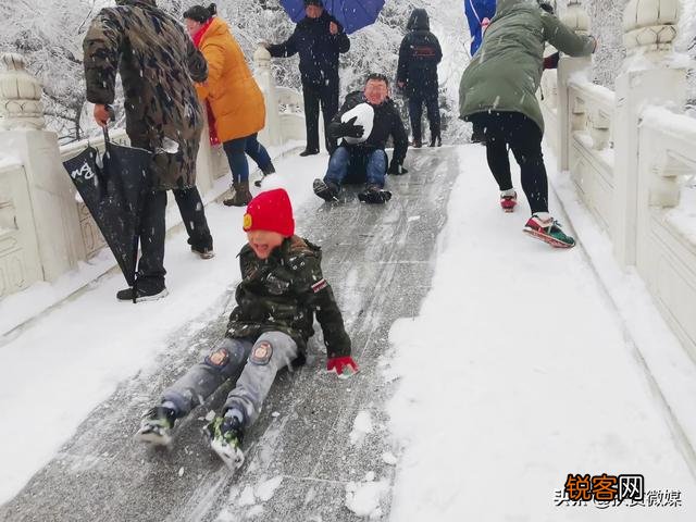 下雪时就在小区楼下,怎么给孩子拍一组漂亮的照片？