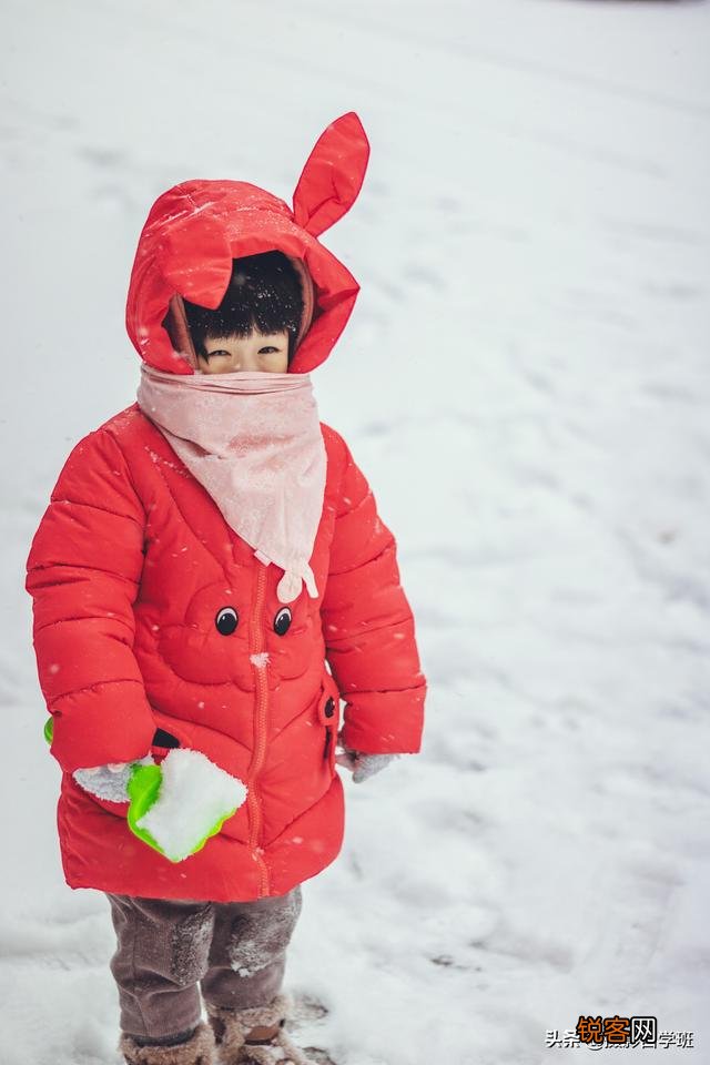 下雪时就在小区楼下,怎么给孩子拍一组漂亮的照片？