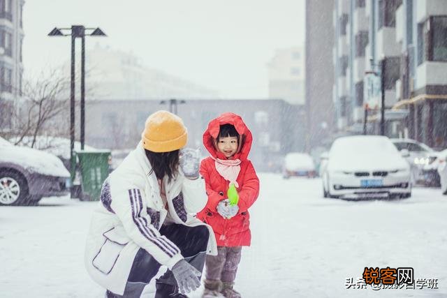 下雪时就在小区楼下,怎么给孩子拍一组漂亮的照片？