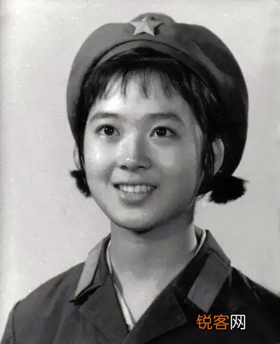 朋友圈掀起了晒军装照的狂潮,你见过穿军装最美的女孩是谁？