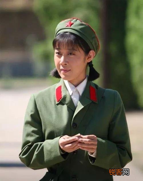 朋友圈掀起了晒军装照的狂潮,你见过穿军装最美的女孩是谁？