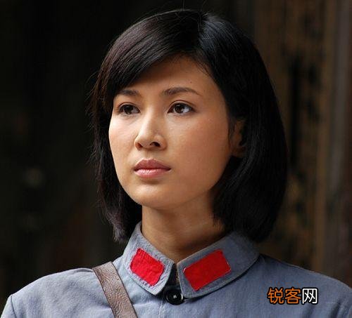 朋友圈掀起了晒军装照的狂潮,你见过穿军装最美的女孩是谁？