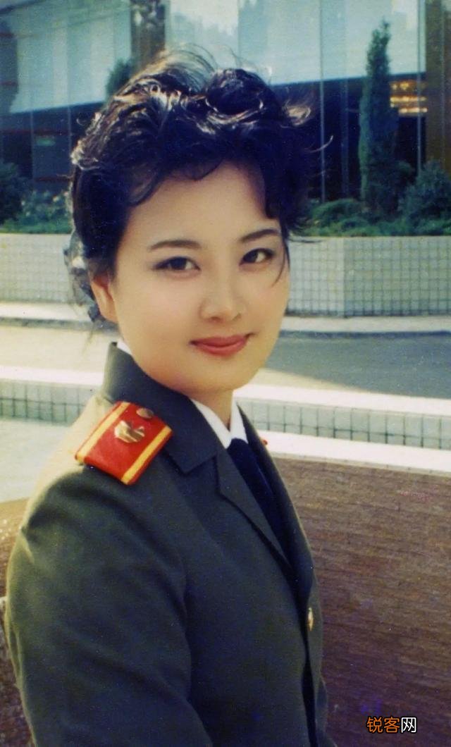朋友圈掀起了晒军装照的狂潮,你见过穿军装最美的女孩是谁？